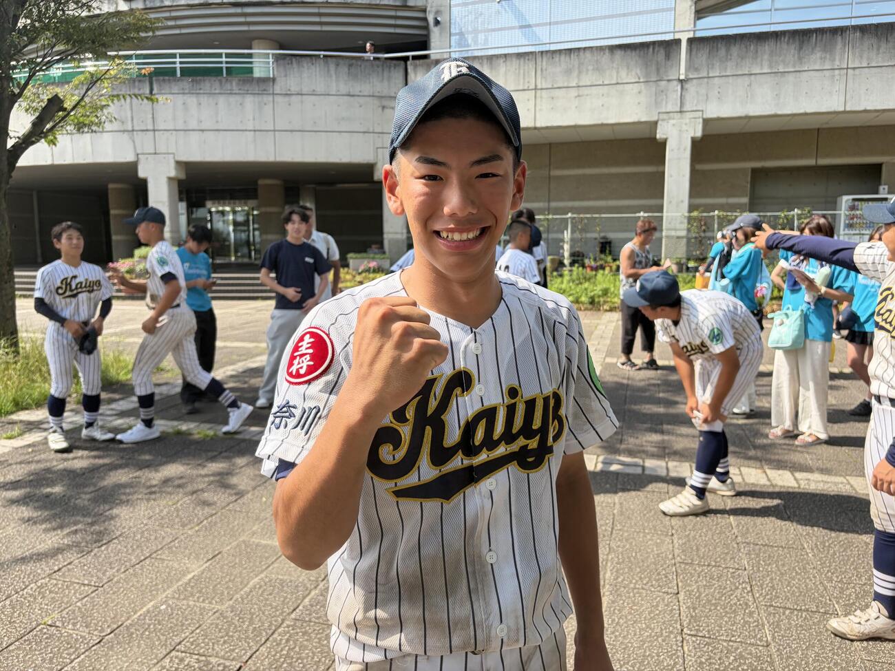 伊勢原対連合チーム　青葉総合・釜利谷・永谷・横浜明朋・三浦初声・海洋科学　1回戦突破でガッツポーズをみせる主将の海洋科学・赤坂洸翔（撮影・保坂淑子）