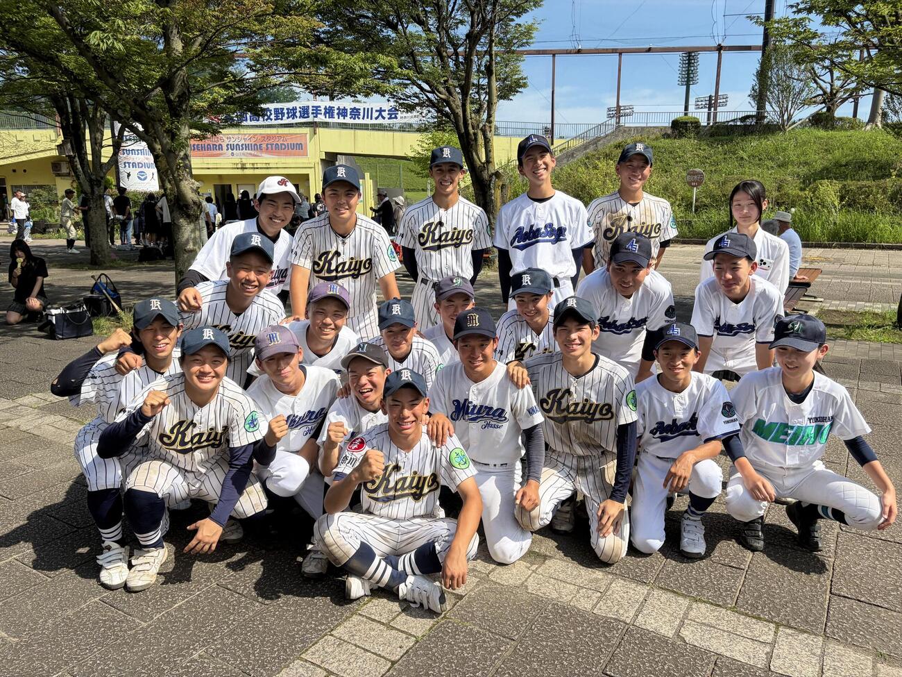 伊勢原対連合チーム　チーム全員で初戦突破に笑顔でガッツポーズを見せる青葉総合・釜利谷・永谷・横浜明朋・三浦初声・海洋科学の選手たち。前列中央が主将の海洋科学・赤坂洸翔（撮影・保坂淑子）