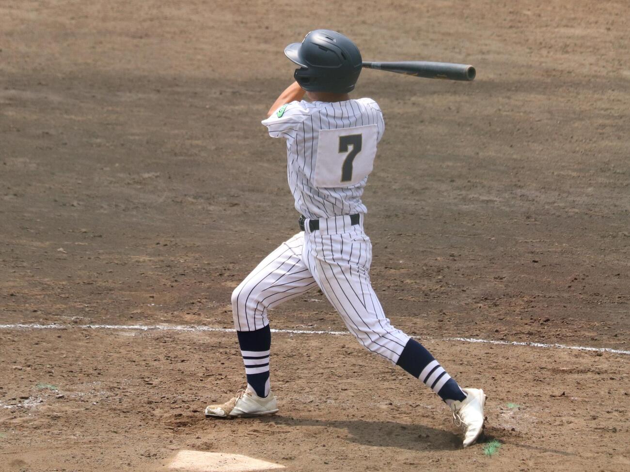 伊勢原ー連合チーム　8回、連合の先頭、海洋科学・赤坂洸翔は右前安打で好機を作る（撮影・保坂淑子）
