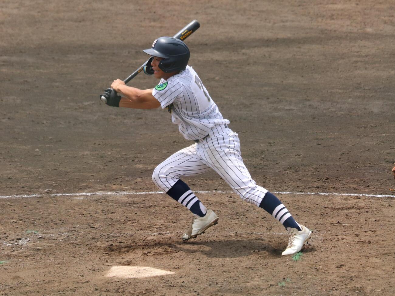 伊勢原対連合チーム　8回、連合チームの海洋科学・赤坂洸翔は右前安打で好機を作る（撮影・保坂淑子）