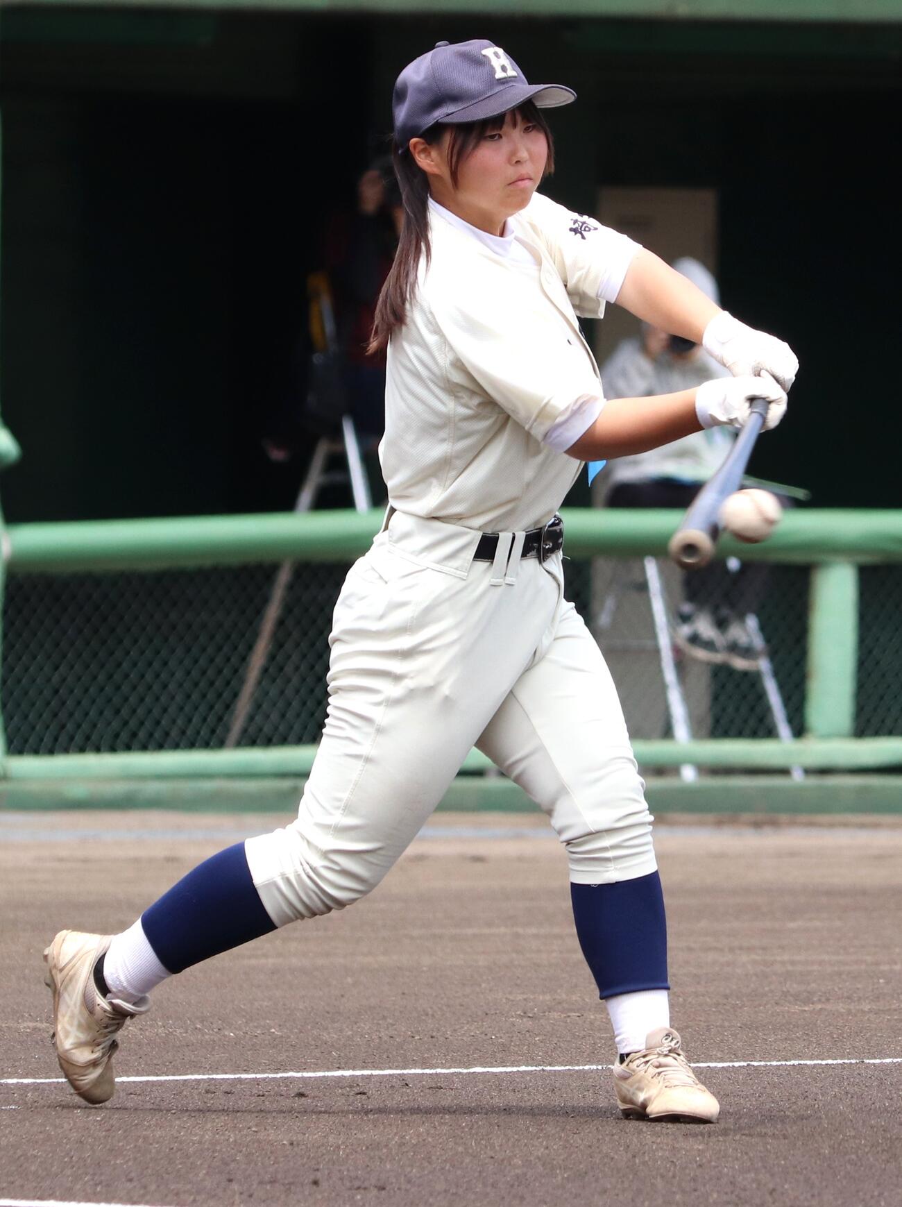 埼玉平成対飯能　試合前のシートノックでノッカーを務める飯能・花岡咲愛（撮影・会田京叶）