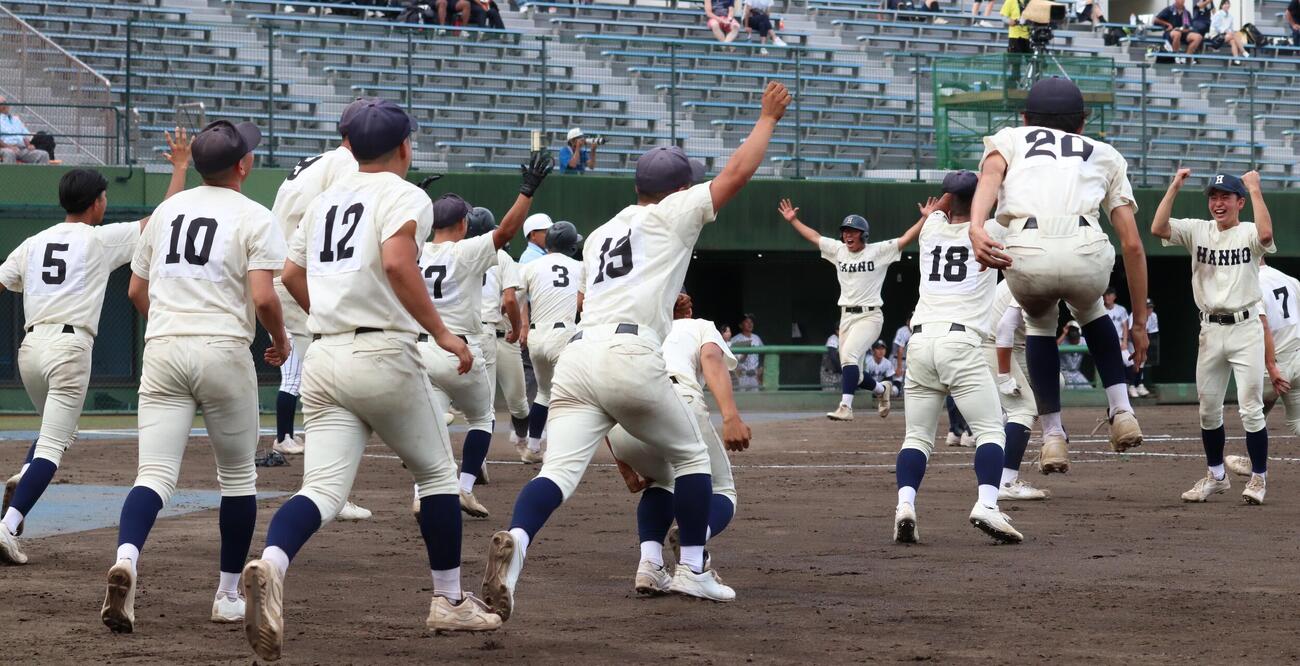 埼玉平成対飯能　サヨナラ勝ちし、ベンチを飛び出す飯能ナイン（撮影・会田京叶）