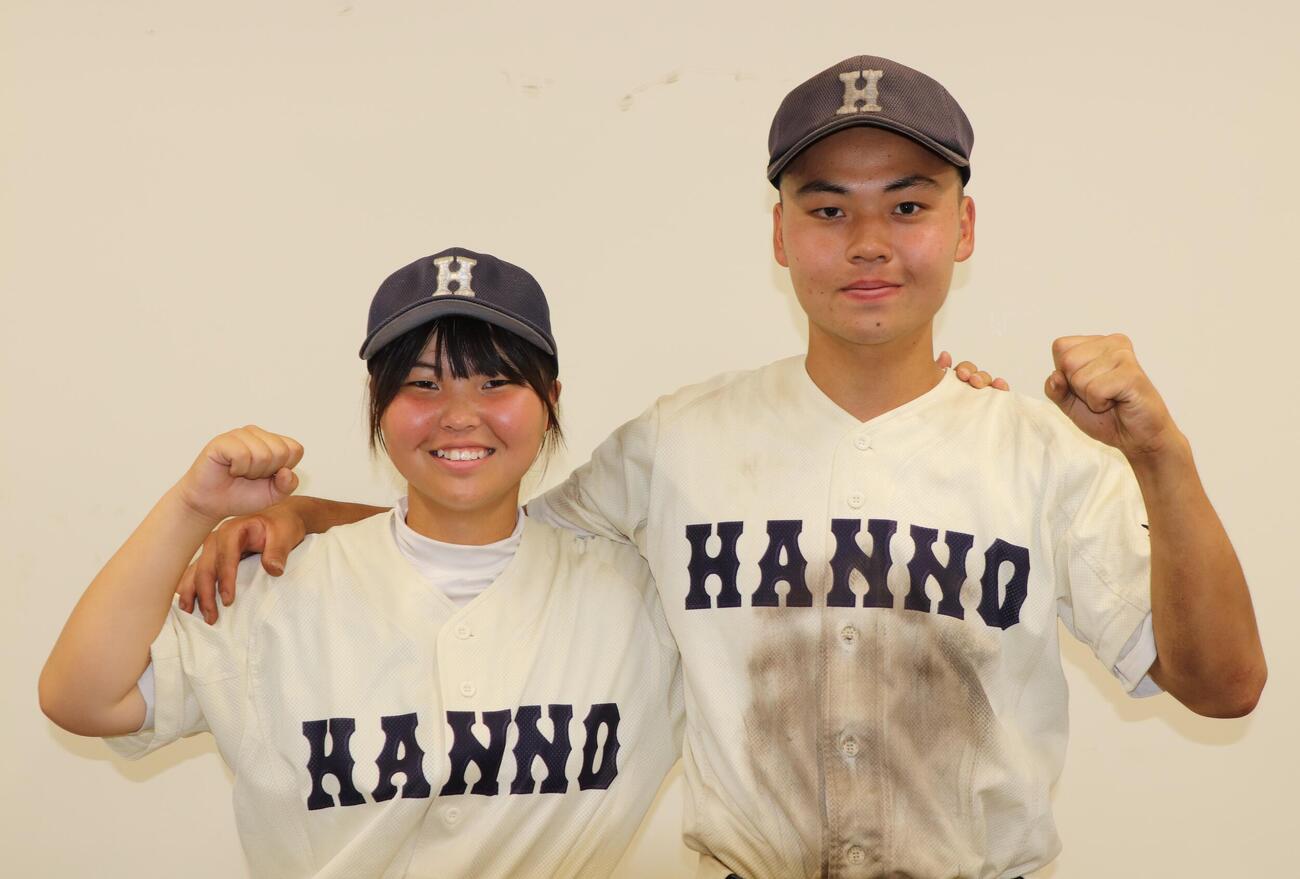 埼玉平成対飯能　サヨナラで勝利しガッツポーズする飯能の妹・花岡咲愛（左）と兄・晴翔（撮影・会田京叶）