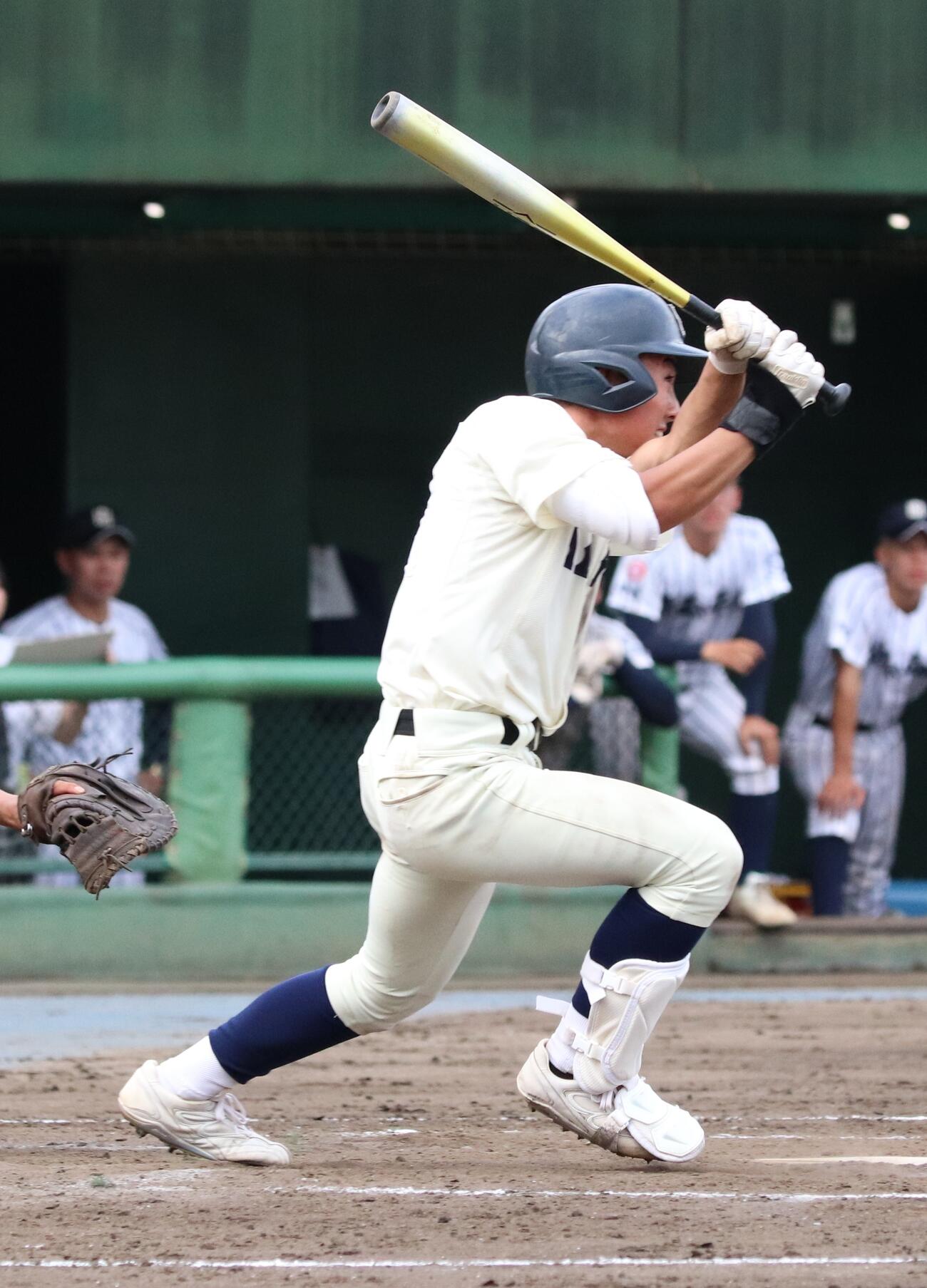 埼玉平成対飯能　9回裏、サヨナラ打を放つ飯能・大熊百合都（撮影・会田京叶）