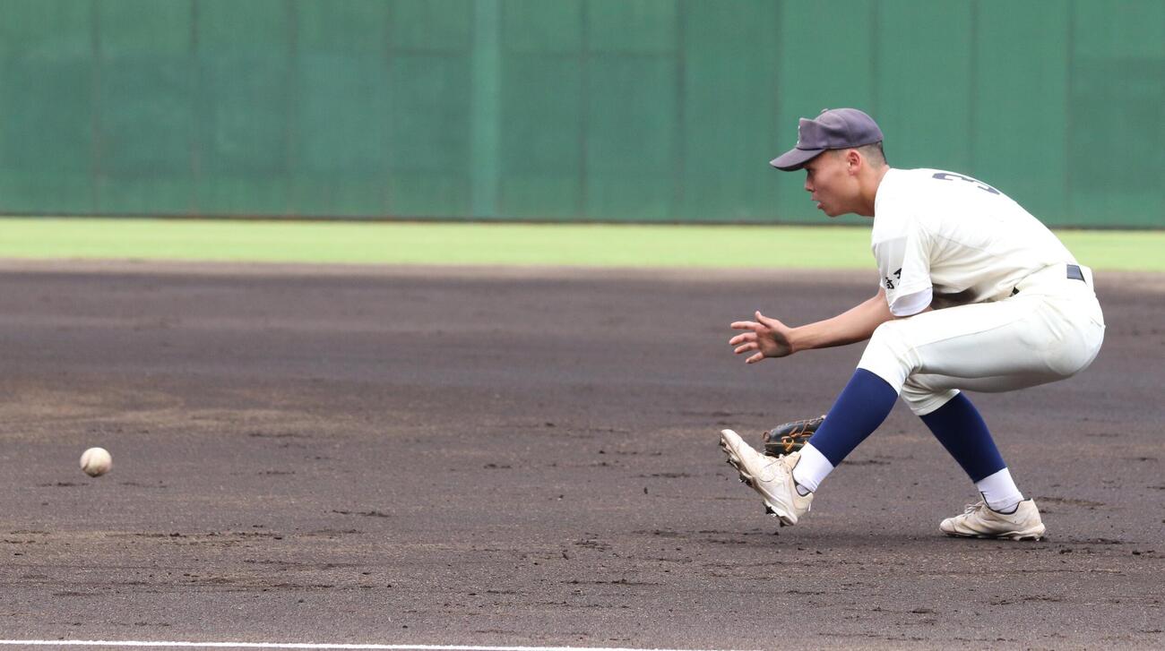 埼玉平成対飯能　試合前のシートノックで妹・花岡咲愛のノックを受ける兄・晴翔（撮影・会田京叶）