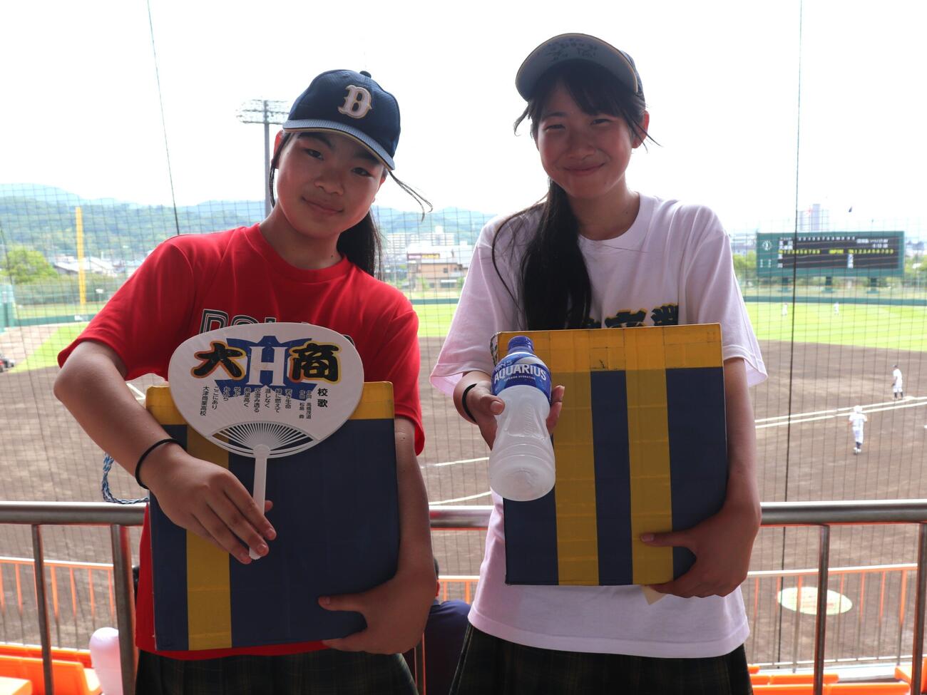 玉川対大津商　保護者へ応援うちわやドリンクを配り歩く、大津商マネジャー陣（撮影・中島麗）