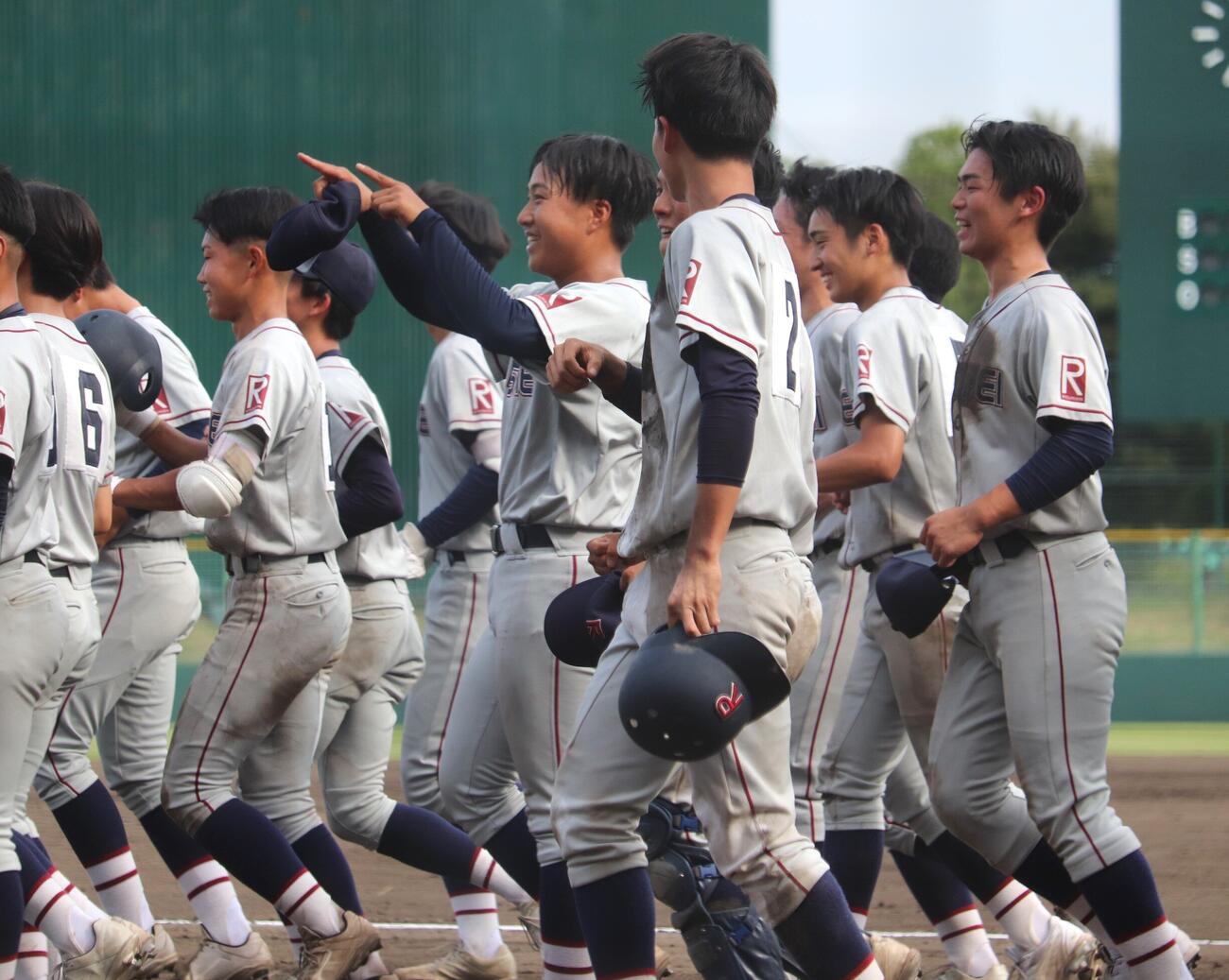 立命館守山対比叡山　延長戦を制し、笑顔で引き揚げる立命館守山ナイン（撮影・中島麗）