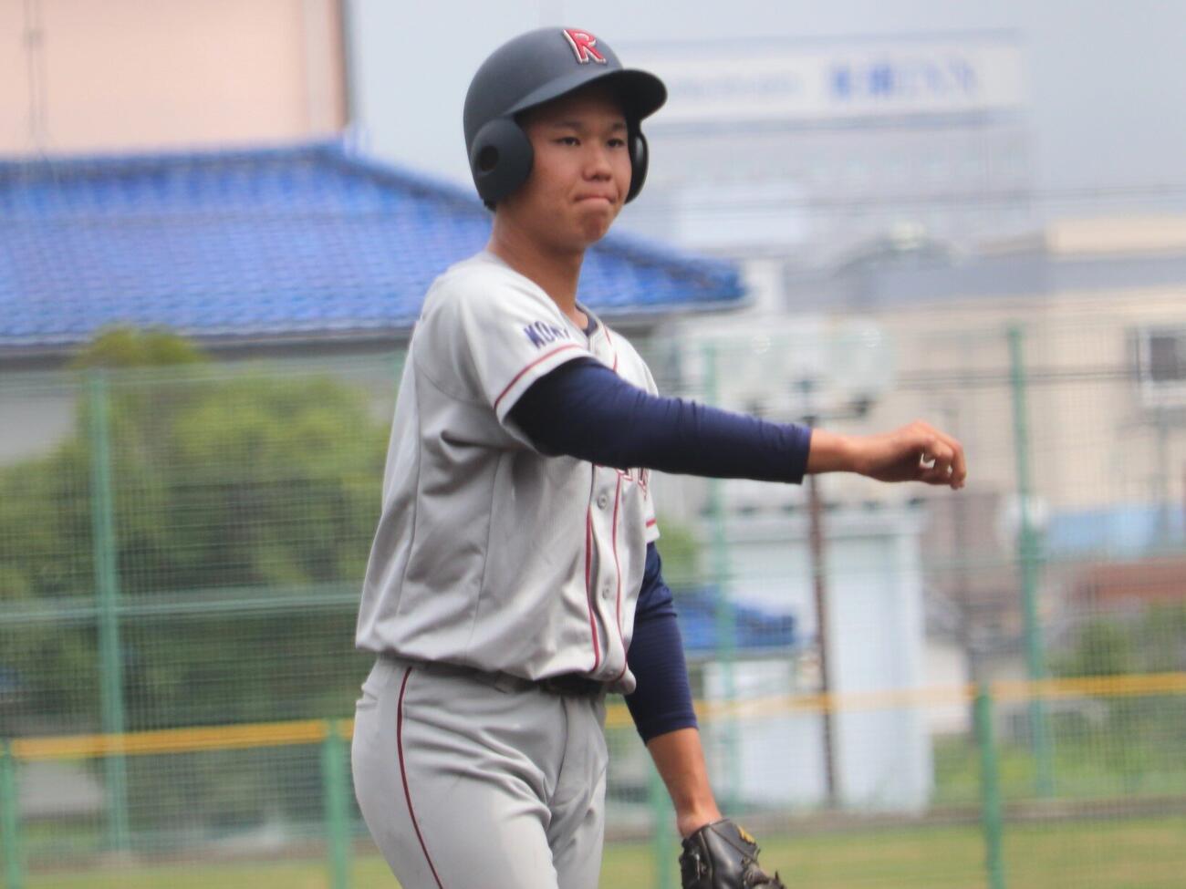 立命館守山対比叡山　試合前のノックに参加した立命館守山の吉見嶺投手（撮影・中島麗）