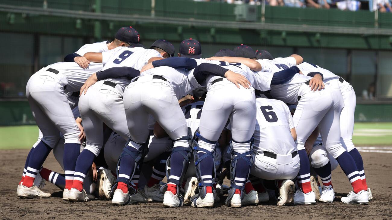 湘南工大付対横浜　試合前に円陣を組む横浜の選手たち（撮影・小島史椰）