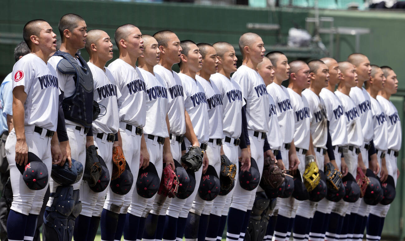 湘南工大付対横浜　湘南工大付に勝利し校歌を歌う横浜の選手たち（撮影・小島史椰）