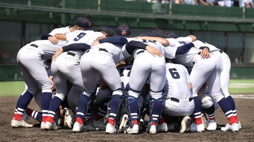 湘南工大付対横浜 試合前に円陣を組む横浜の選手たち(撮影・小島史椰)
