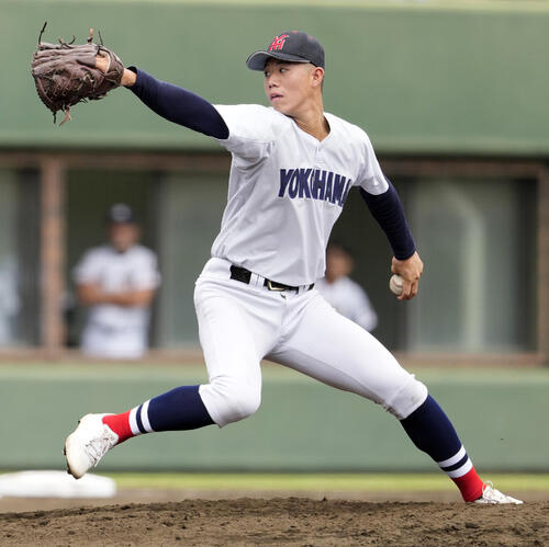 湘南工大付対横浜 7回表から登板し力投する横浜・小林鉄三郎(撮影・小島史椰)