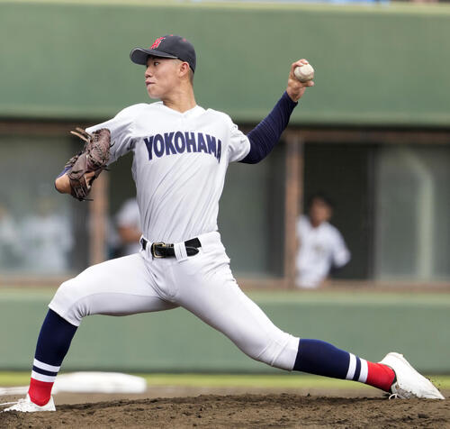 湘南工大付対横浜 7回表から登板し力投する横浜・小林鉄三郎(撮影・小島史椰)