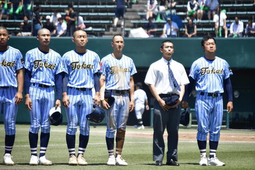 試合終了後、スタンドに一礼する東海大相模(撮影・平山連)