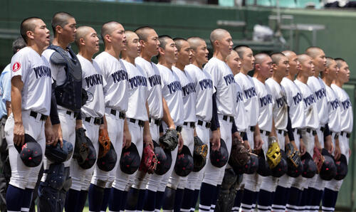 湘南工大付対横浜 湘南工大付に勝利し校歌を歌う横浜の選手たち(撮影・小島史椰)
