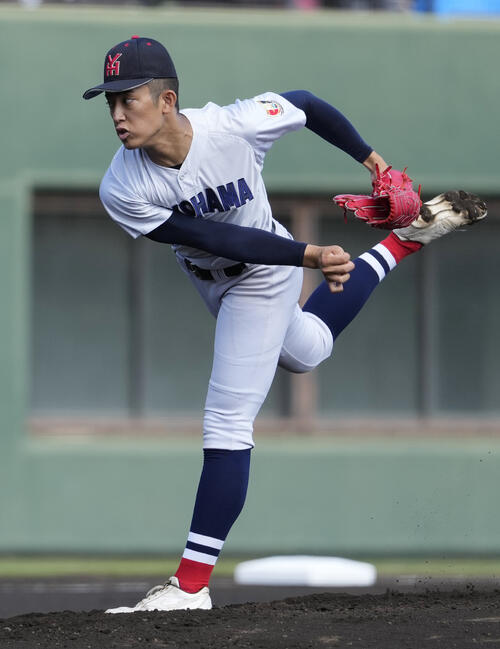 湘南工大付対横浜 力投する横浜先発の織田翔希(撮影・小島史椰)