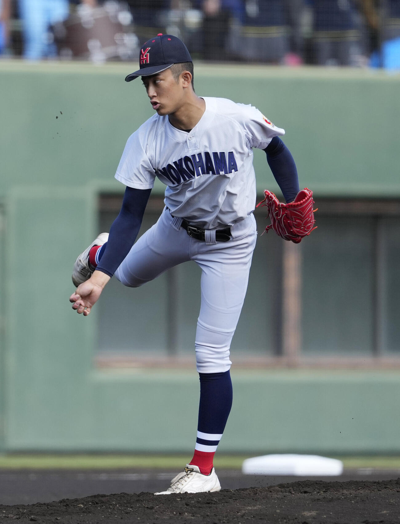 湘南工大付対横浜　力投する横浜先発の織田翔希（撮影・小島史椰）