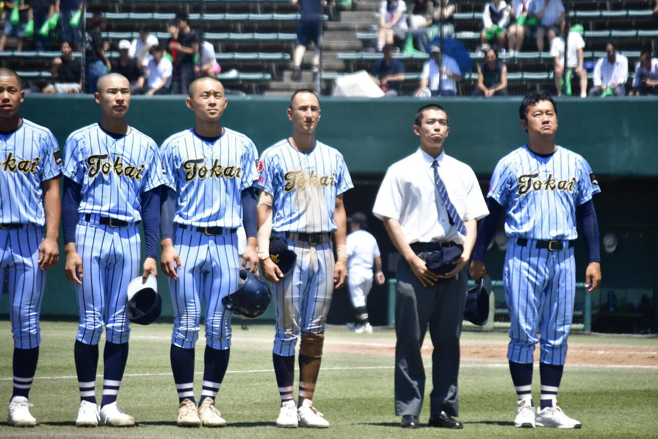 試合終了後、スタンドに一礼する東海大相模（撮影・平山連）