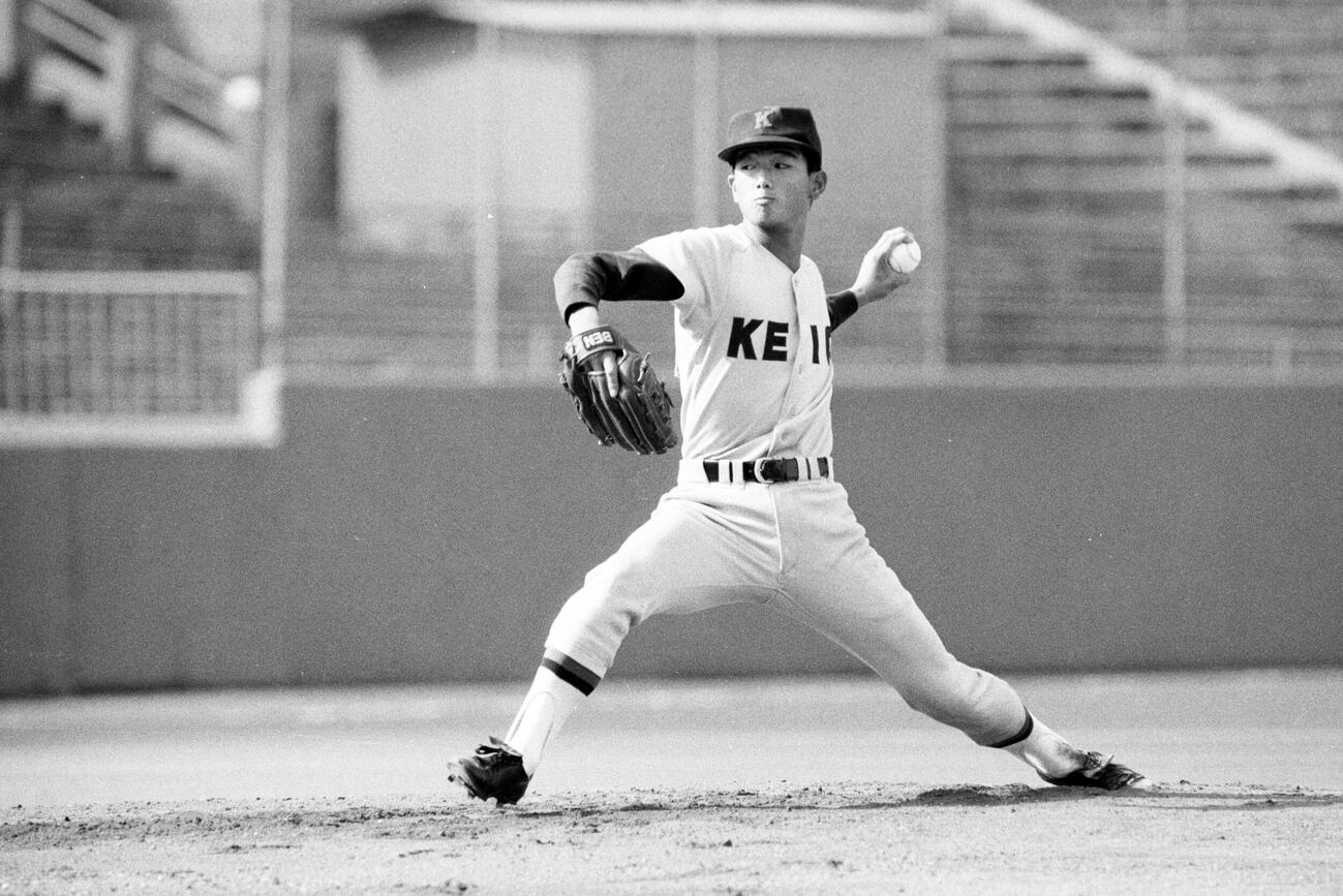 東京6大学野球　早大対慶大　1年生ながら力投する慶大・志村亮＝1985年