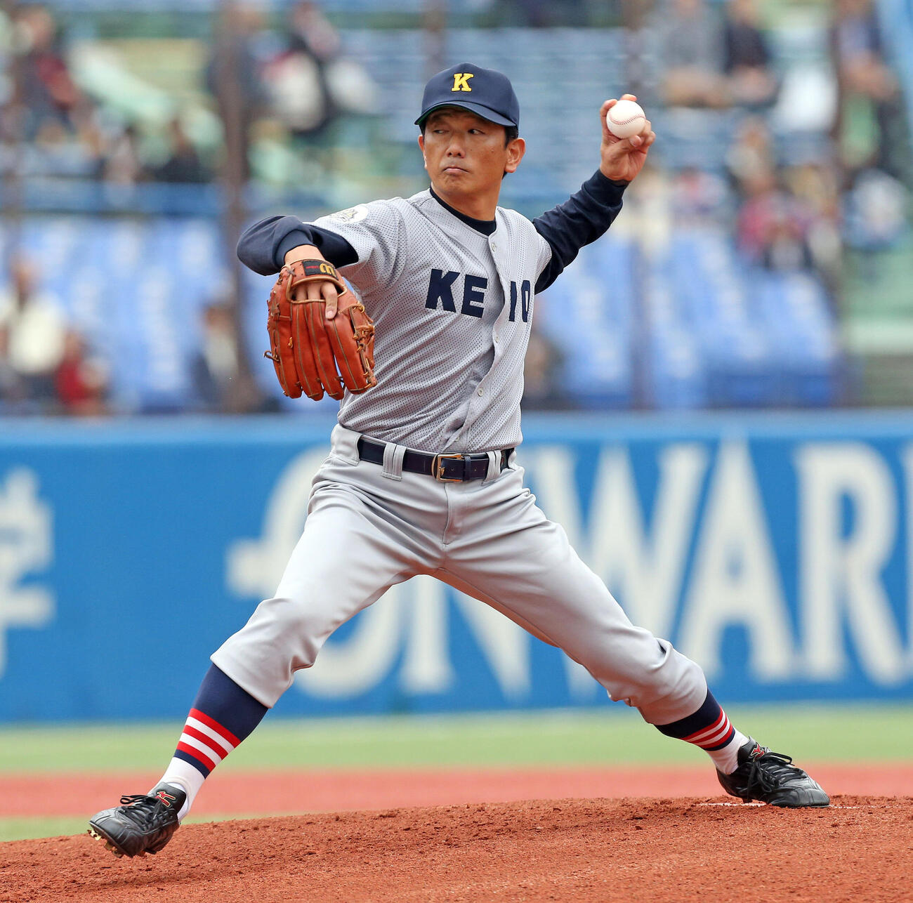 東京6大学野球秋季リーグ　早大対慶大　始球式をする慶大OBの志村亮氏（2015年10月）