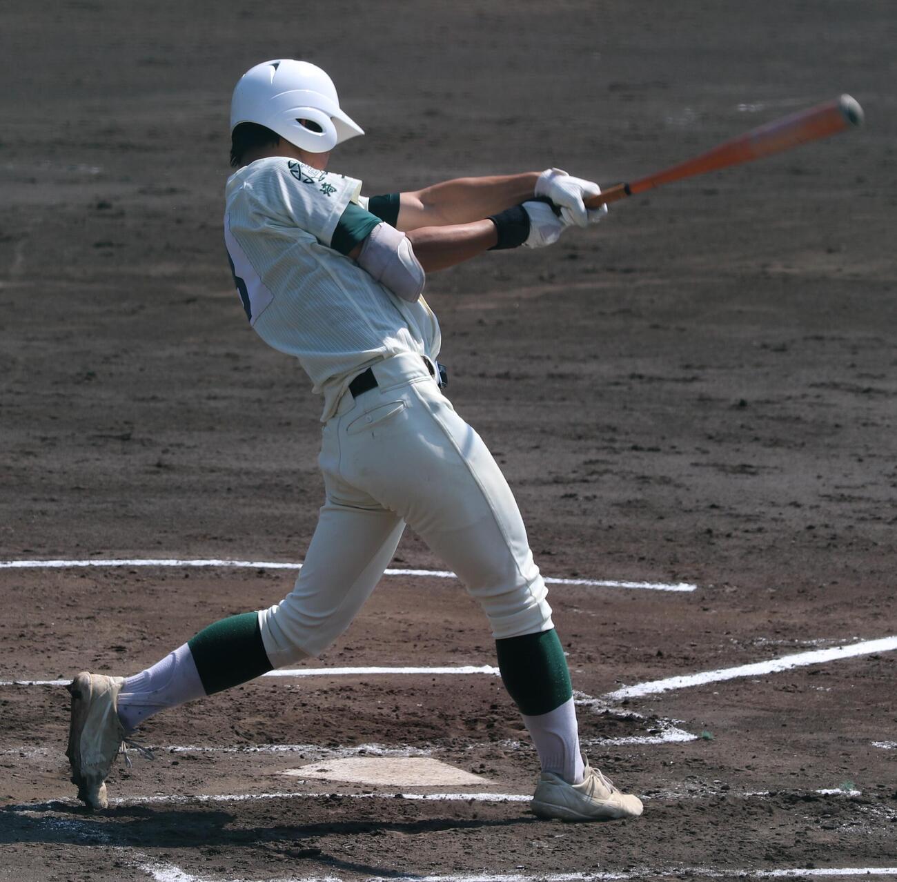 第108回全国高校野球埼玉大会　1回戦　秩父対大宮科学技術　2回表1死一塁、適時三塁打を放つ秩父・阿部伶音（撮影・会田京叶）