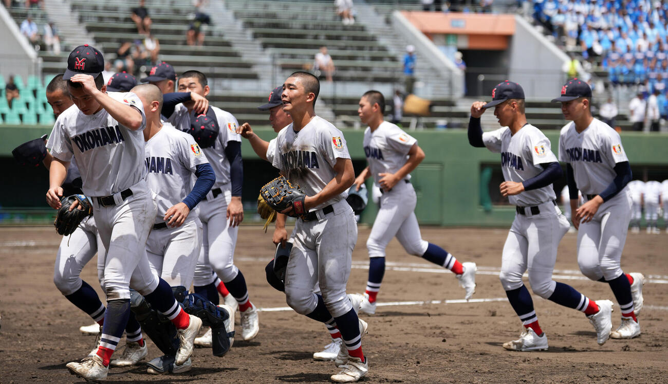 湘南工大付対横浜　湘南工大付に勝利し引き揚げる横浜の選手たち（撮影・小島史椰）