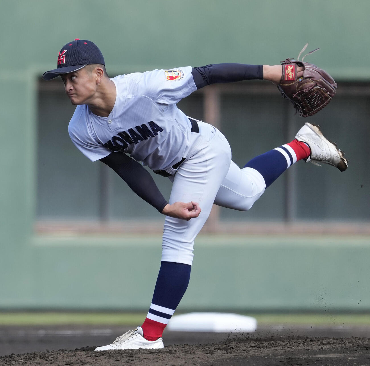 湘南工大付対横浜　1回表途中から登板し力投する横浜・林田滉生（撮影・小島史椰）