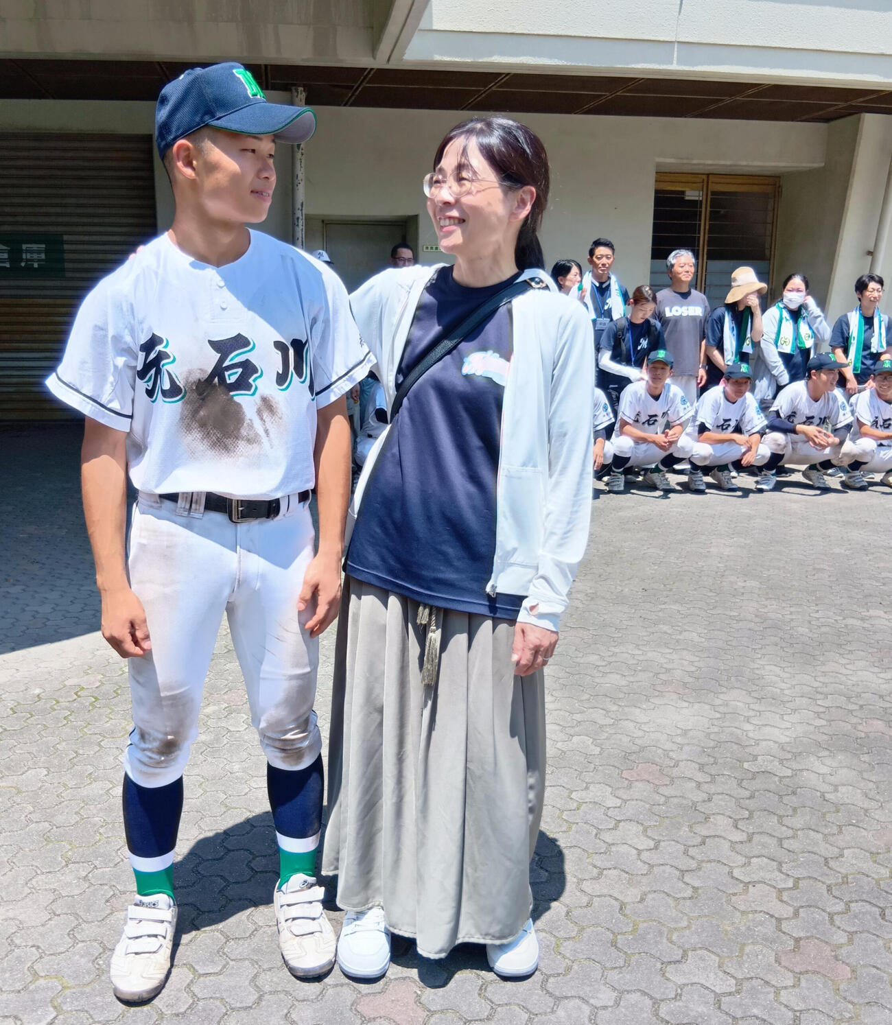 神奈川大会1回戦で慶応からチーム初安打を放った元石川の4番山田翔太内野手。右は母亜矢子さん