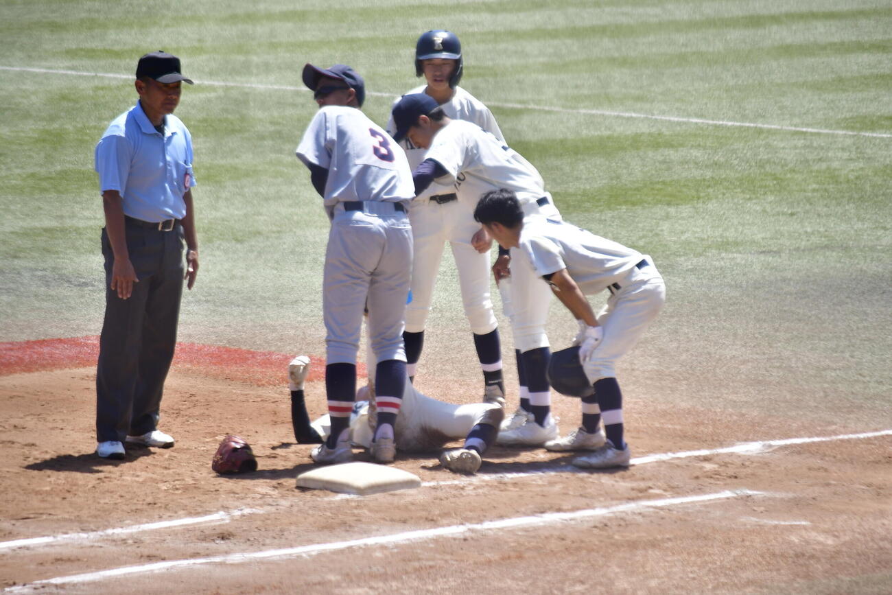 7回に三塁線を破る左前打を放つも、一塁上で足をつる川崎工科の関根（撮影・平山連）