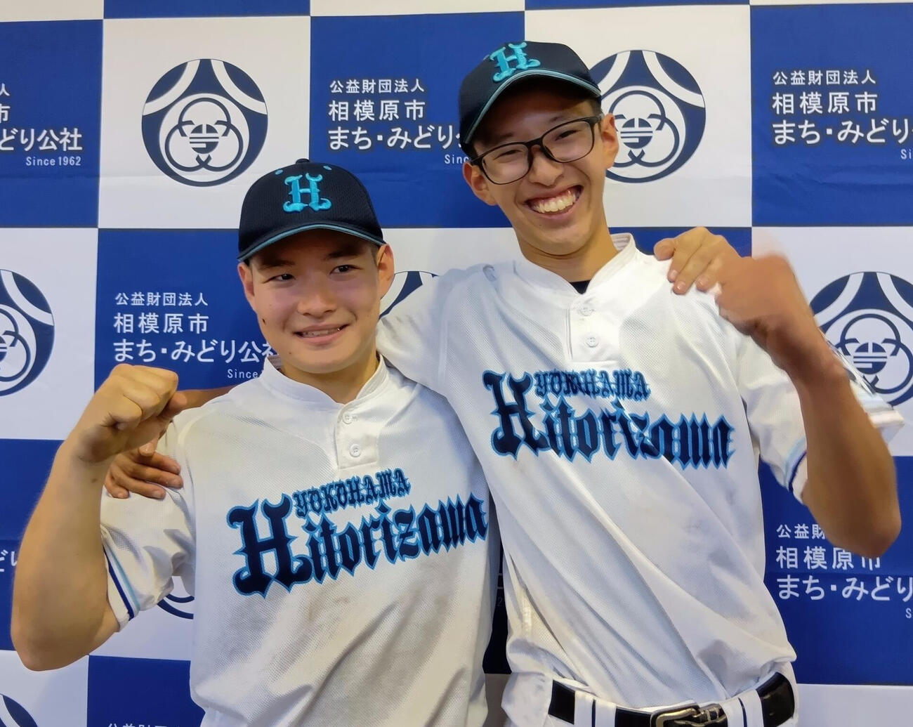 神奈川大会1回戦でコールド勝ちした氷取沢は、メガネがトレードマークの4番高田（右）と塩原投手が笑顔でガッツポーズ