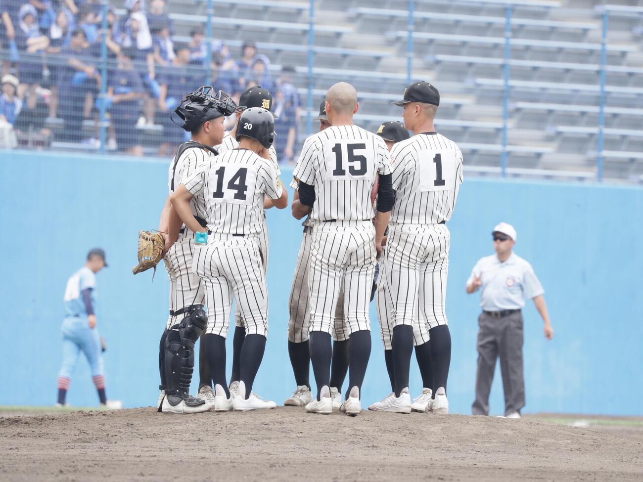 4回、ピンチを迎え集合する明桜ナイン（撮影・高橋香奈）