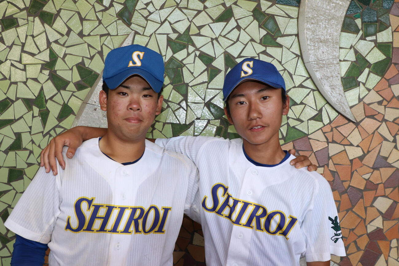 肩を組む白井・一谷駿治と宇原翔太（撮影・服部航大）