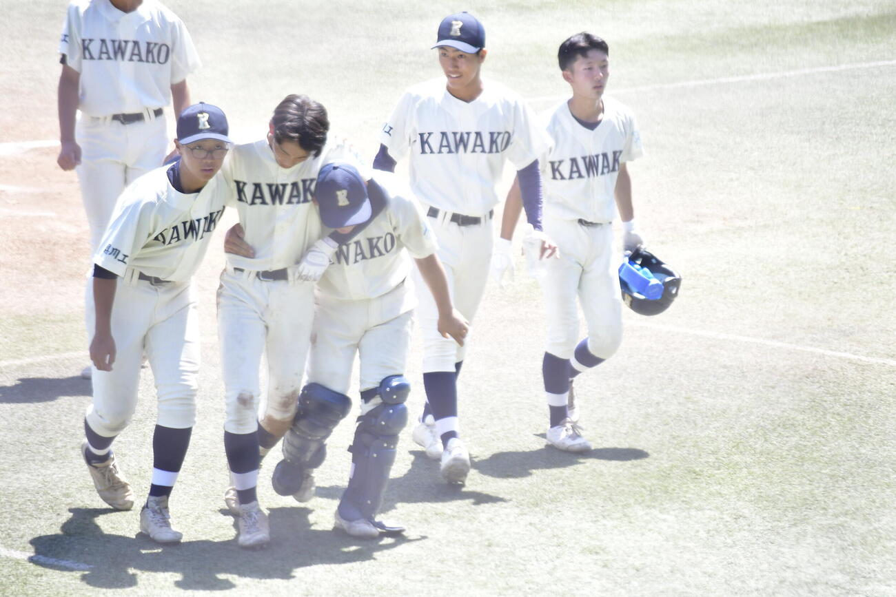 7回に三塁線を破る左前打を放つも、一塁上で足をつる川崎工科の関根（撮影・平山連）