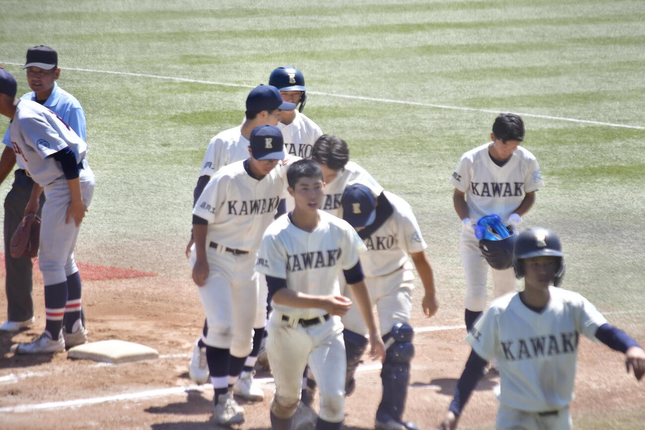 7回に三塁線を破る左前打を放つも、一塁上で足をつる川崎工科の関根（撮影・平山連）