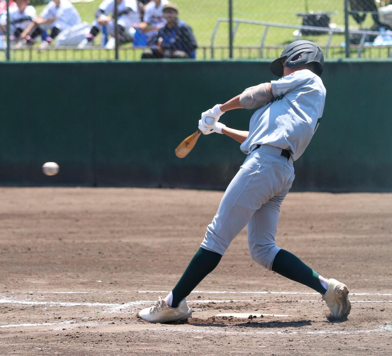 国際学院対わせがく夢育　2回裏無死、内野安打を放つわせがく夢育主将・飯田浩希（撮影・会田京叶）