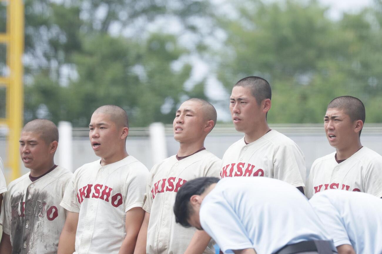 秋田商対秋田工　敗戦後厳しい表情を浮かべる秋田商ナイン（撮影・高橋香奈）