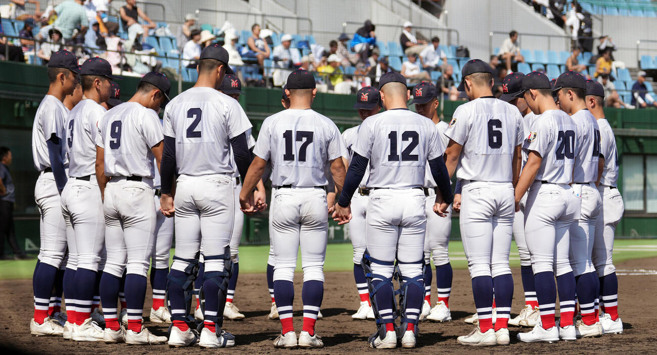 湘南工大付対横浜　試合前に円になり集中する横浜の選手たち（撮影・小島史椰）