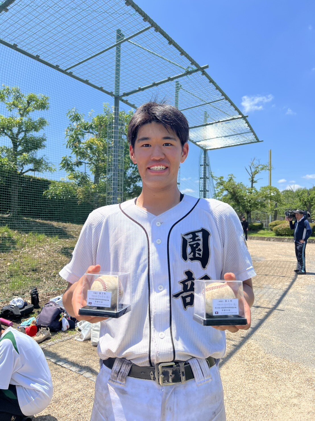 東宇治対西乙訓・園部・須知　2打席連続のホームランボールを手にする園部・樹山瑛司（撮影・佐藤妙月）