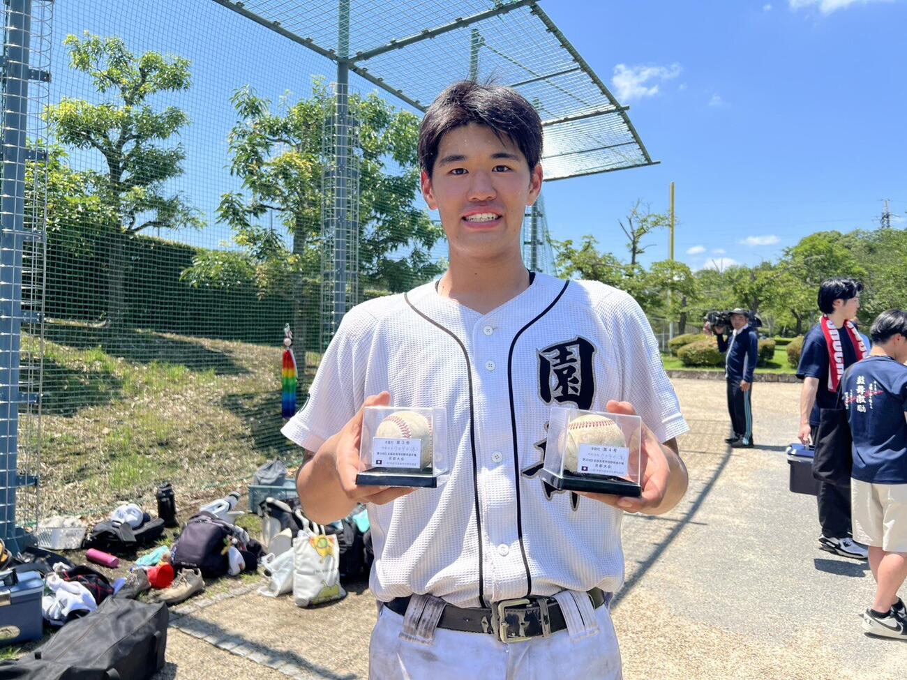 東宇治対西乙訓・園部・須知　2打席連続のホームランボールを手にする園部・樹山瑛司（撮影・佐藤妙月）