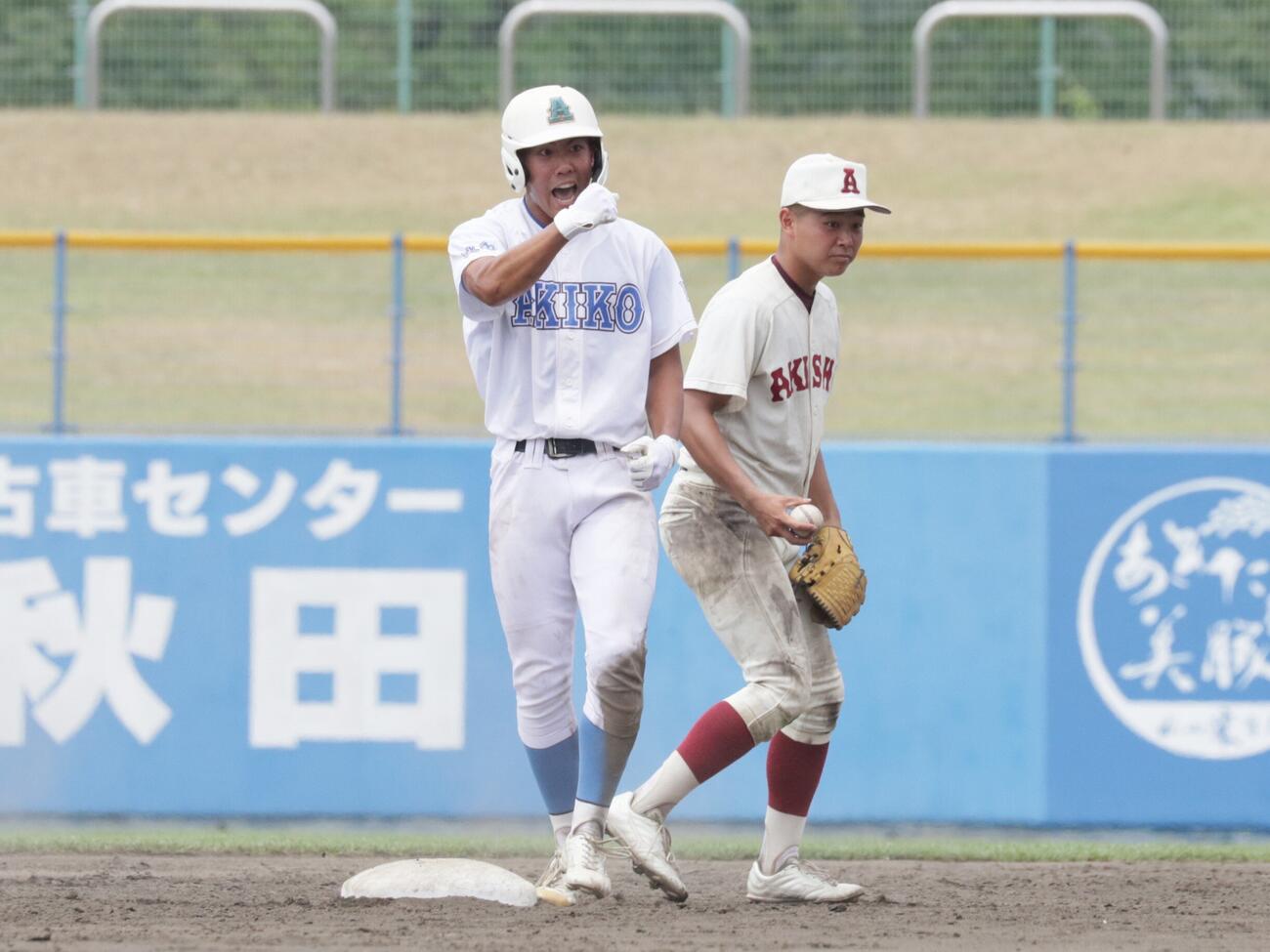秋田商対秋田工　二塁打を放ち喜ぶ秋田工・渡辺俊太外野手　（撮影・高橋香奈）