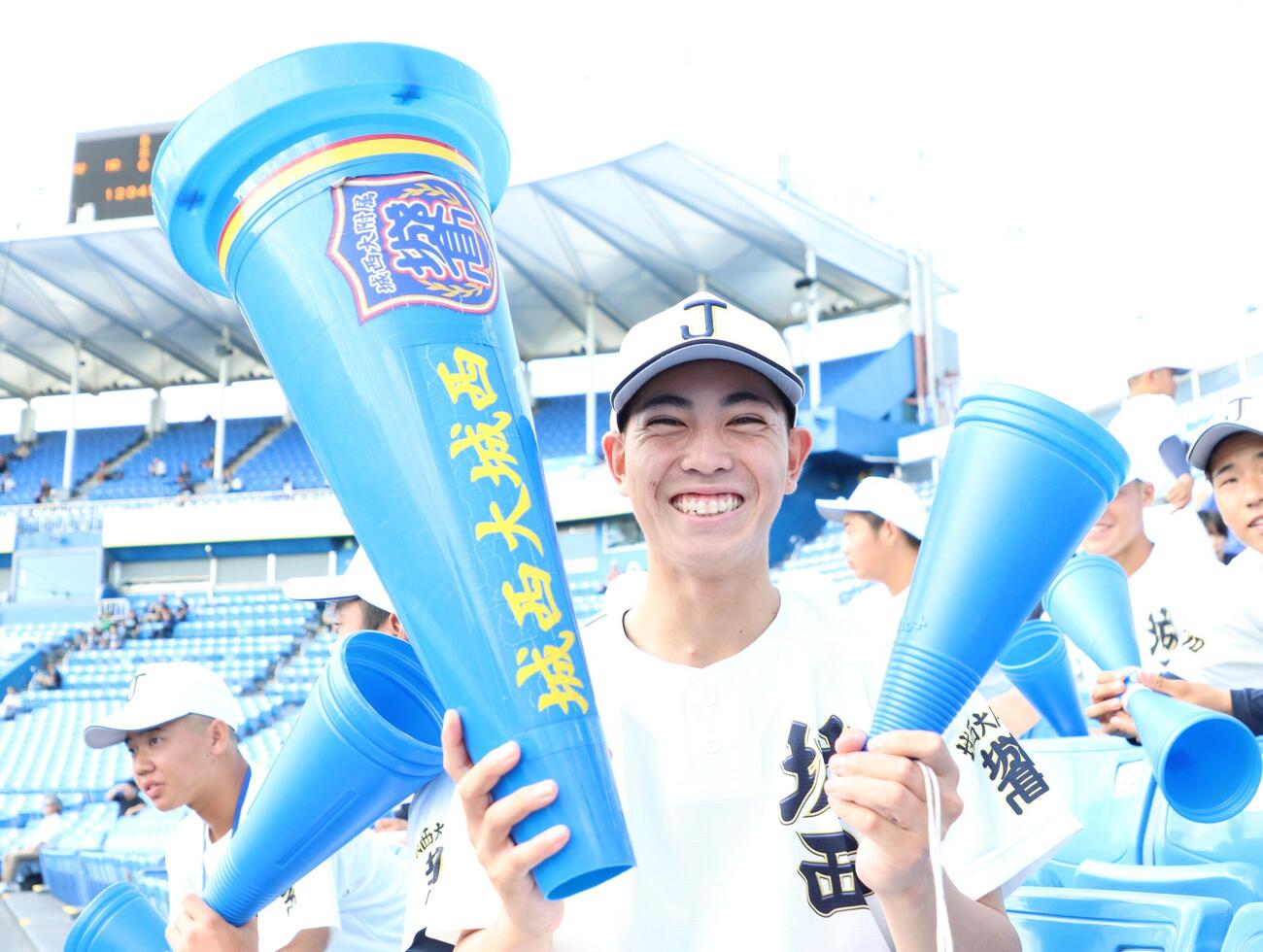 第108回全国高校野球東東京大会　2回戦　修徳対城西　約60センチのメガホンを手に笑顔の城西・金子大河（撮影・栗林真菜）