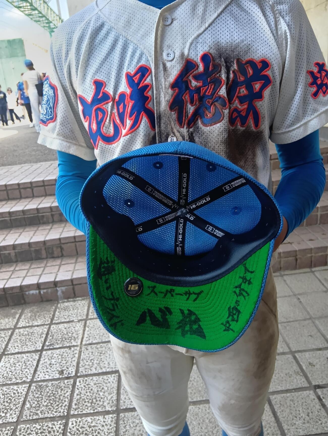 埼玉大会2回戦でランニング満塁本塁打を放った花咲徳栄の上山竣也内野手は帽子のつばに「通いプライド」と書き込んだ