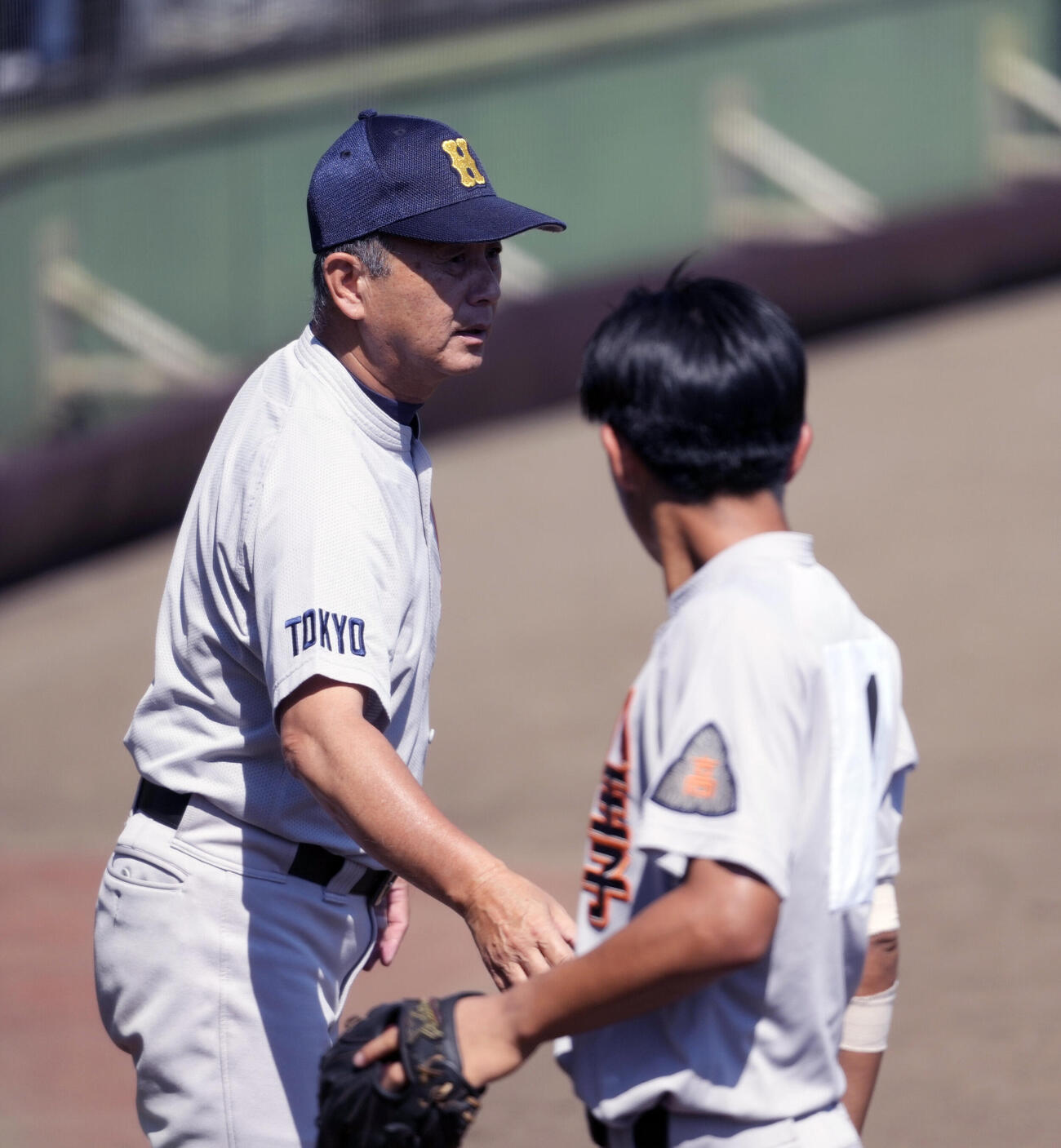 八王子対早実　2回終了後、選手と話す八王子・安藤徳明監督（左）（撮影・小島史椰）