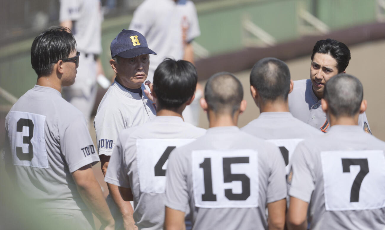 八王子対早実　2回終了後、選手を集めて話す八王子・安藤徳明監督（左から2人目）（撮影・小島史椰）