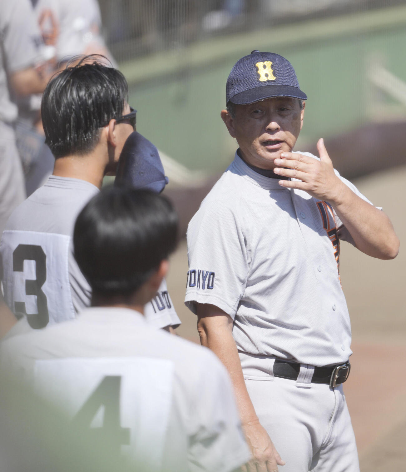 八王子対早実　2回終了後、選手と話す八王子・安藤徳明監督（右）（撮影・小島史椰）