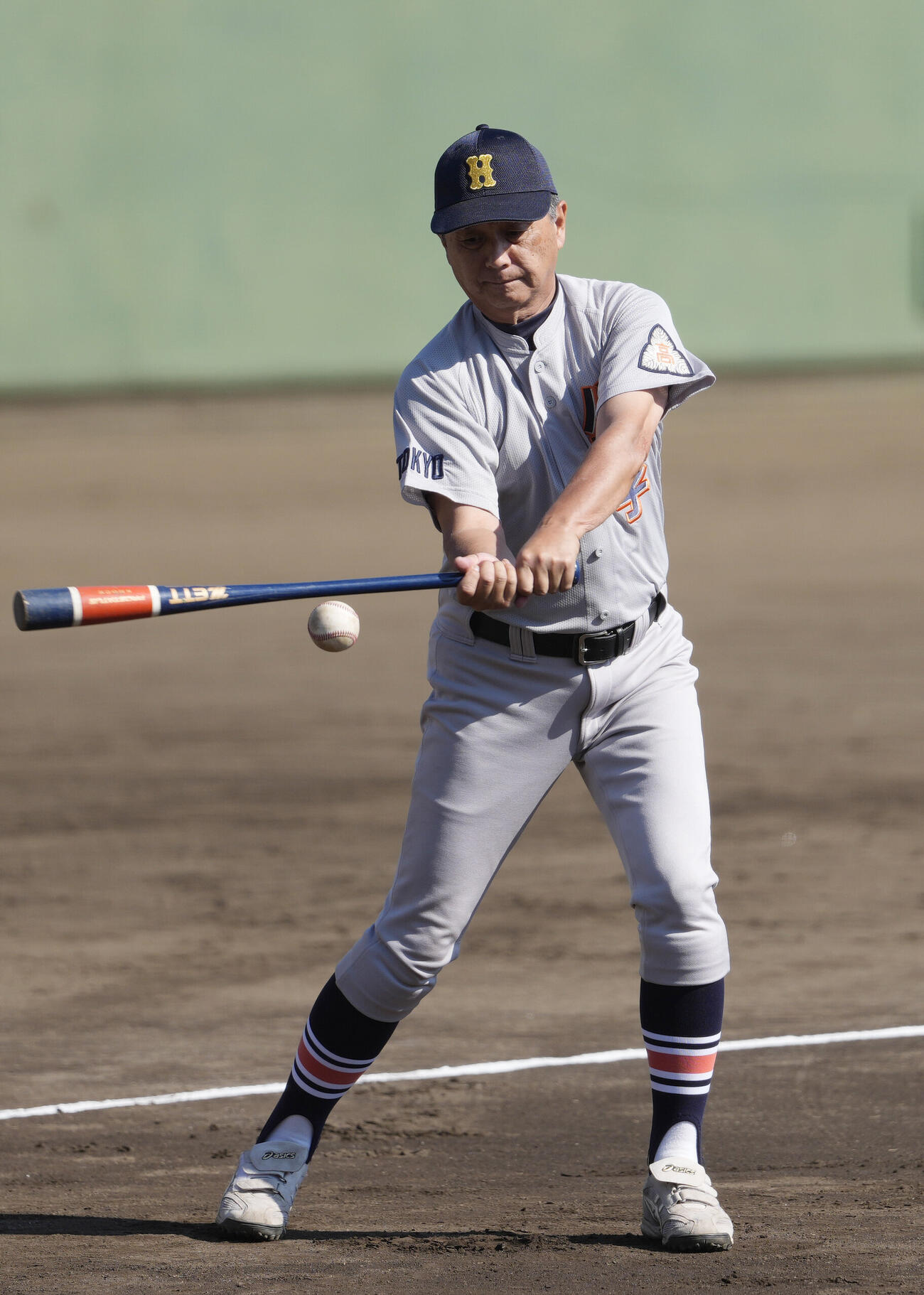 八王子対早実　試合前にノックする八王子・安藤徳明監督（撮影・小島史椰）