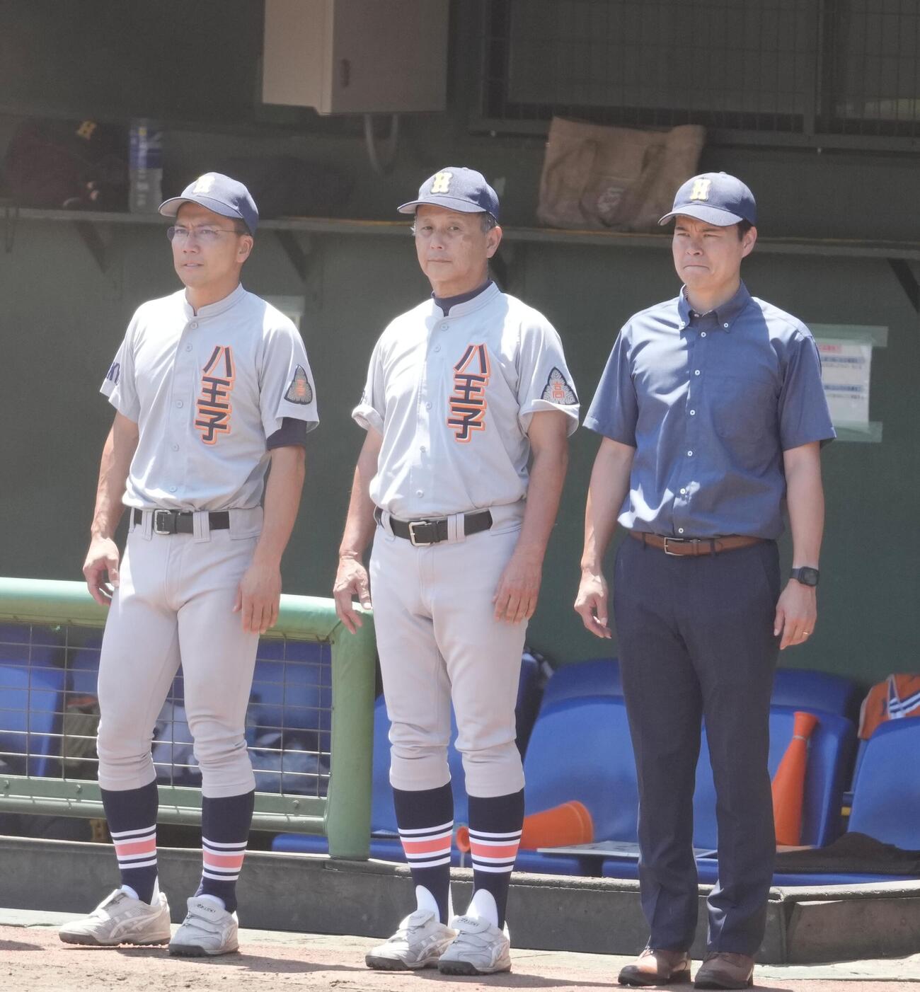 八王子対早実　早実に敗れ整列する八王子・安藤徳明監督（中央）（撮影・小島史椰）