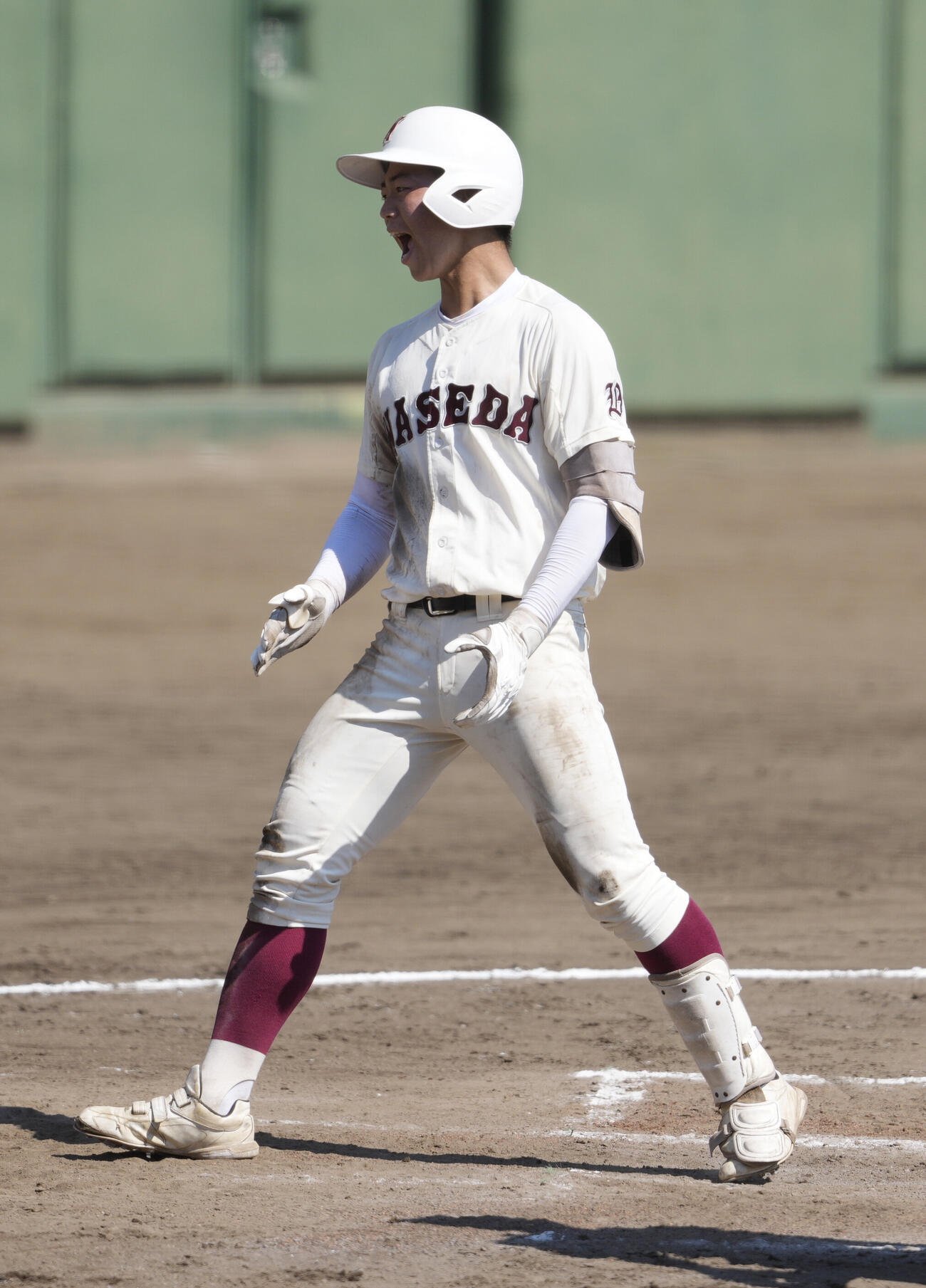 八王子対早実　2回裏早実2死一、二塁、3点本塁打を放ち雄叫びを上げる西村悟志（撮影・小島史椰）