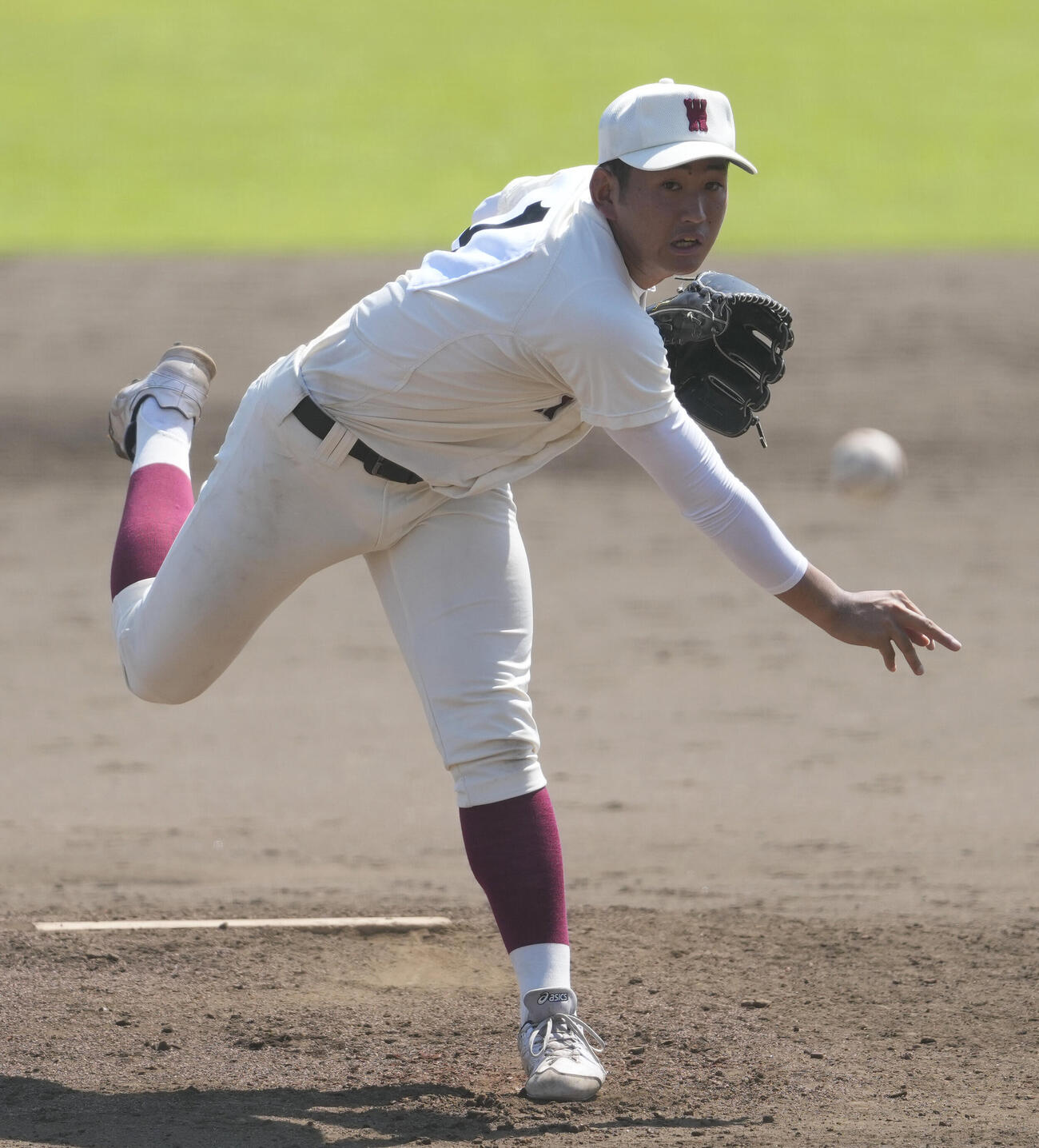 八王子対早実　5回表から登板し力投する早実・小俣颯汰（撮影・小島史椰）