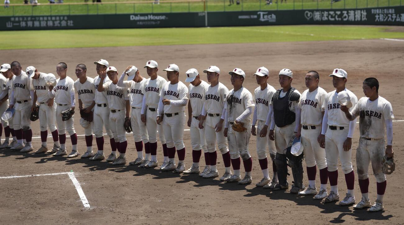 八王子対早実　八王子に勝利しスタンドにあいさつする早実の選手たち（撮影・小島史椰）